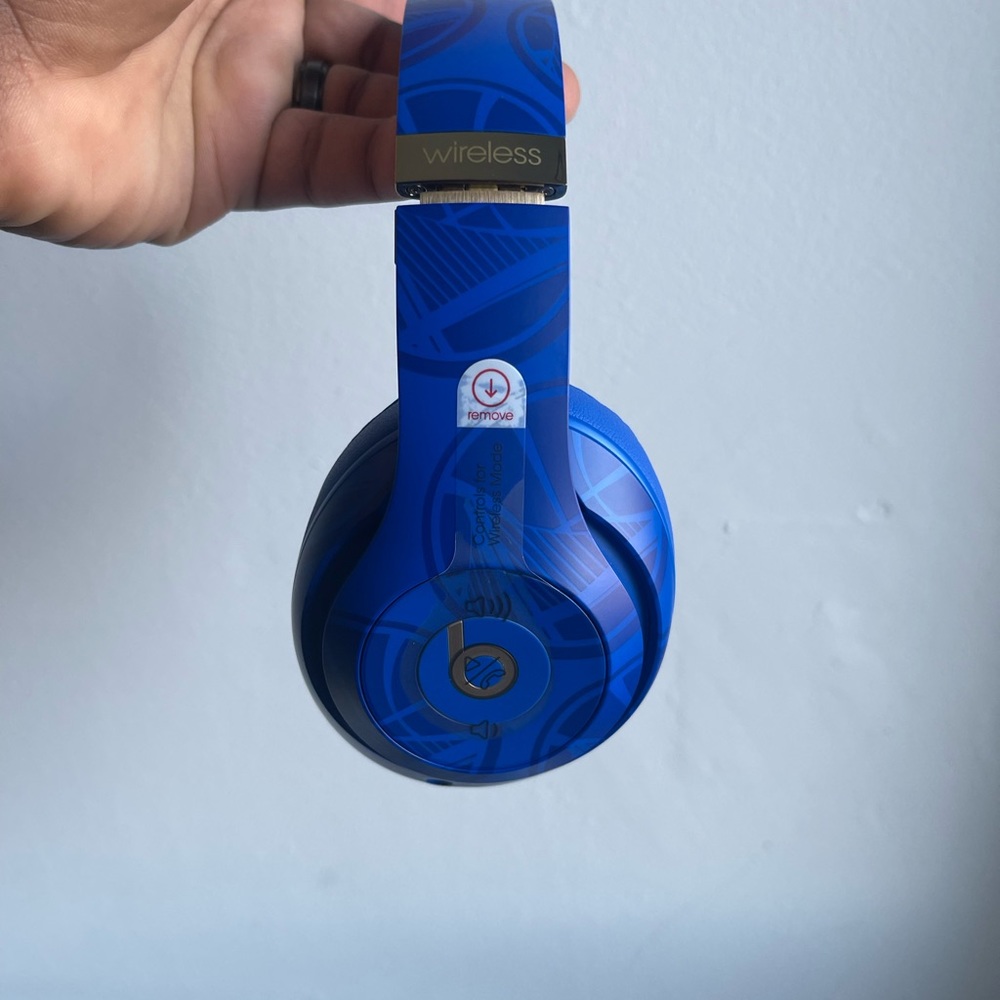 Beats Studio3 wireless headphones( Golden State Warriors Special Edition).